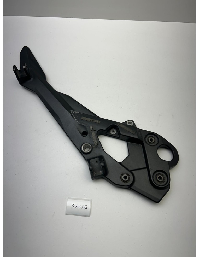 Platine de repose pieds droite origine YAMAHA XJ6 2009 - 2016
