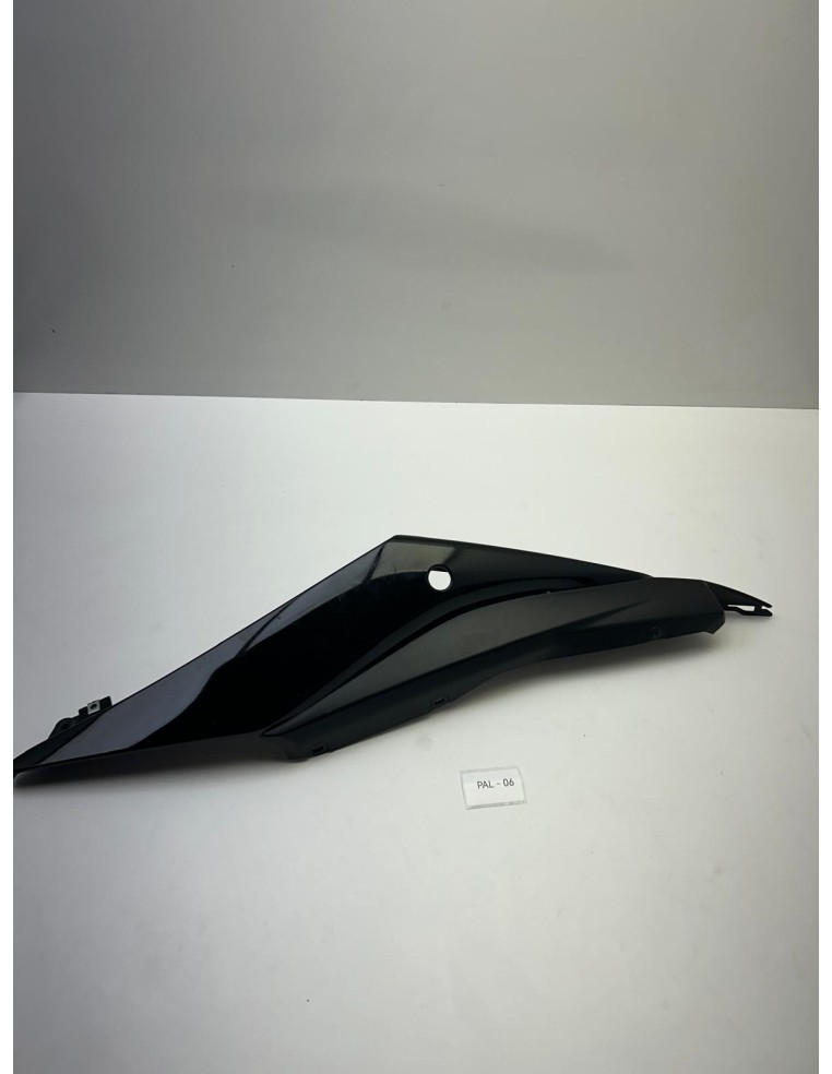Carénage arrière gauche origine YAMAHA MT 03 2023 - 2024