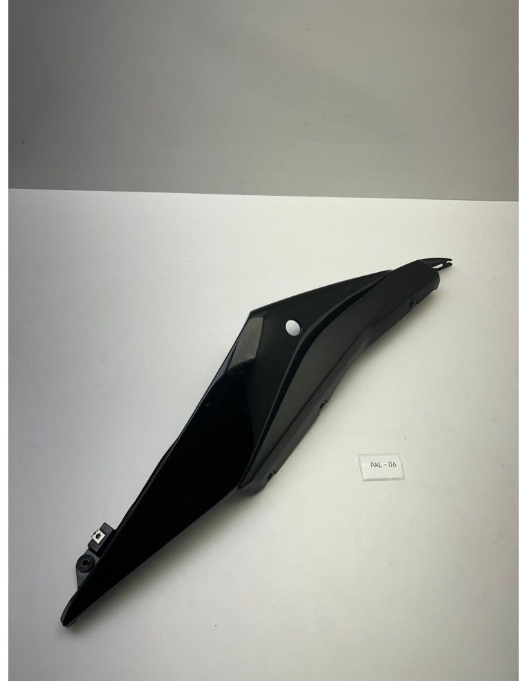 Carénage arrière gauche origine YAMAHA MT 03 2023 - 2024