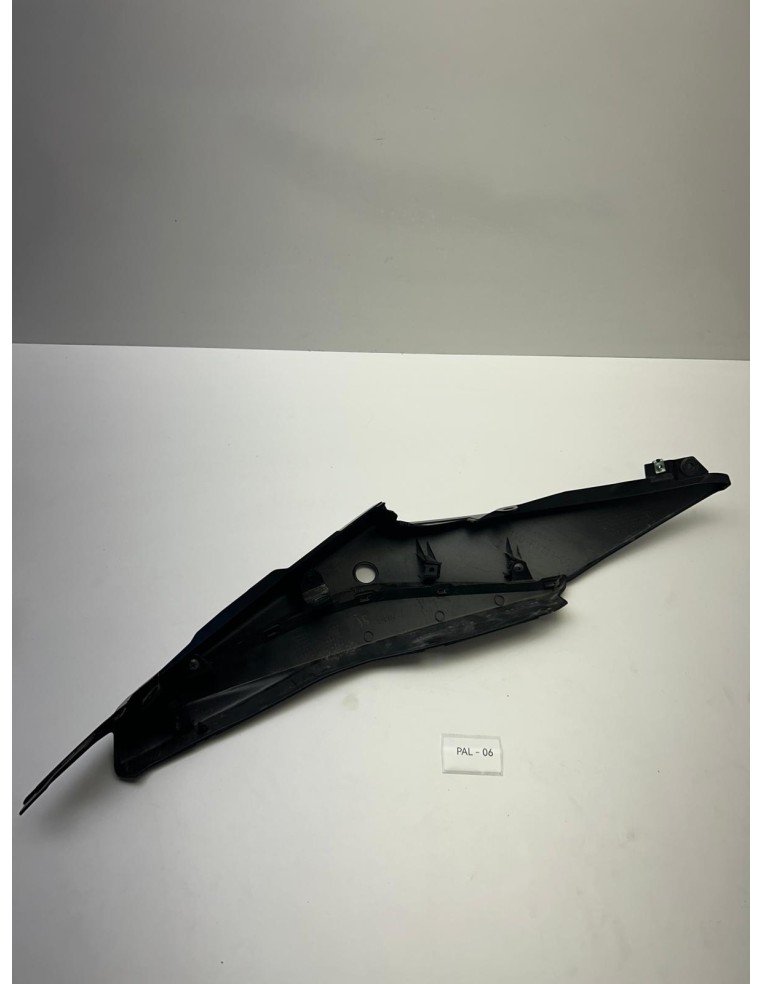Carénage arrière gauche origine YAMAHA MT 03 2023 - 2024