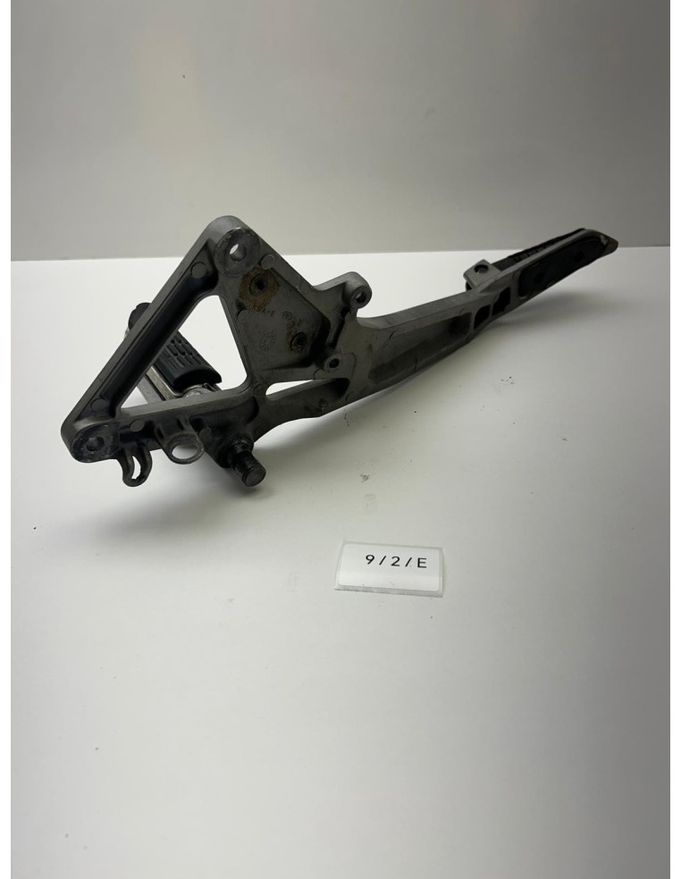 Support platine avec repose pieds droit HONDA HORNET 600 2002 - 2005 50650MBZG00ZB
