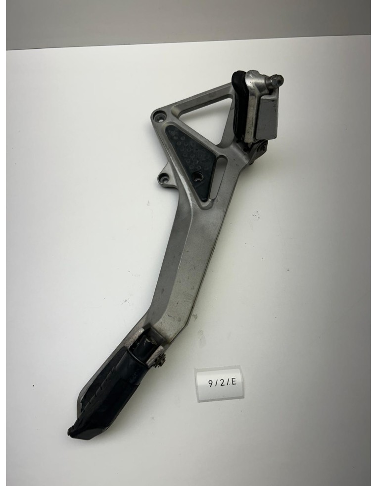 Support platine avec repose pieds droit HONDA HORNET 600 2002 - 2005 50650MBZG00ZB
