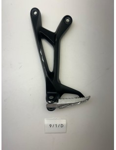 Platine de repose pieds arrière gauche origine SUZUKI GSR 750 2011 - 2016 | Occasion - RALY