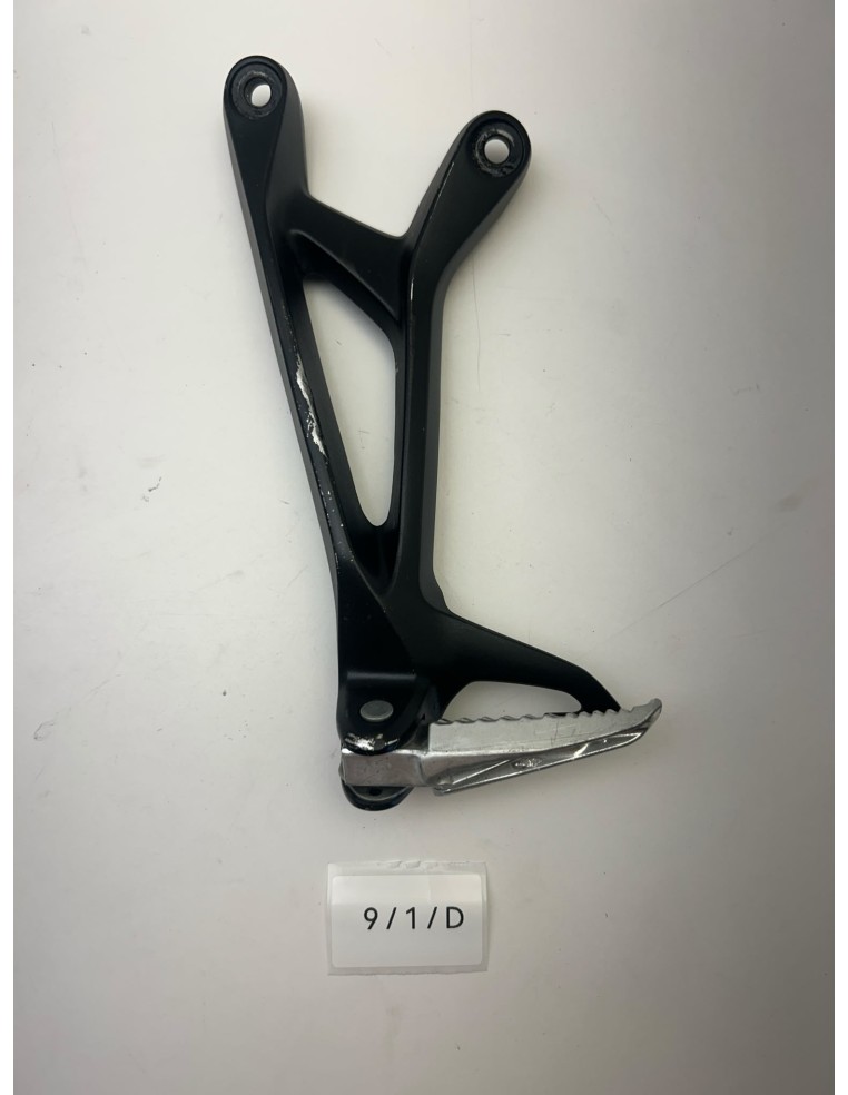 Platine de repose pieds arrière gauche origine SUZUKI GSR 750 2011 - 2016 | Occasion - RALY