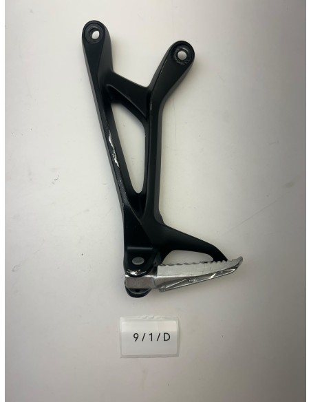 Platine de repose pieds arrière gauche origine SUZUKI GSR 750 2011 - 2016 | Occasion - RALY