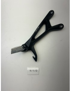 Platine de repose pieds arrière gauche origine SUZUKI GSR 750 2011 - 2016 | Occasion - RALY 2