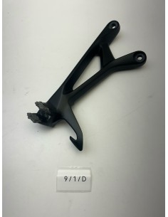 Platine de repose pieds arrière gauche origine SUZUKI GSR 750 2011 - 2016 | Occasion - RALY 2