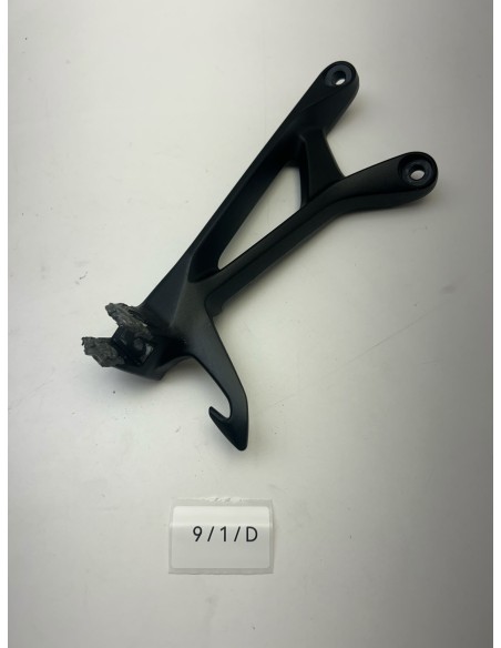 Platine de repose pieds arrière gauche origine SUZUKI GSR 750 2011 - 2016 | Occasion - RALY