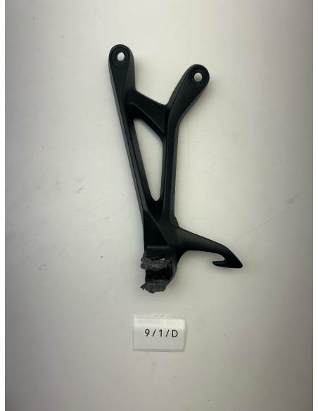 Platine de repose pieds arrière gauche origine SUZUKI GSR 750 2011 - 2016 | Occasion - RALY