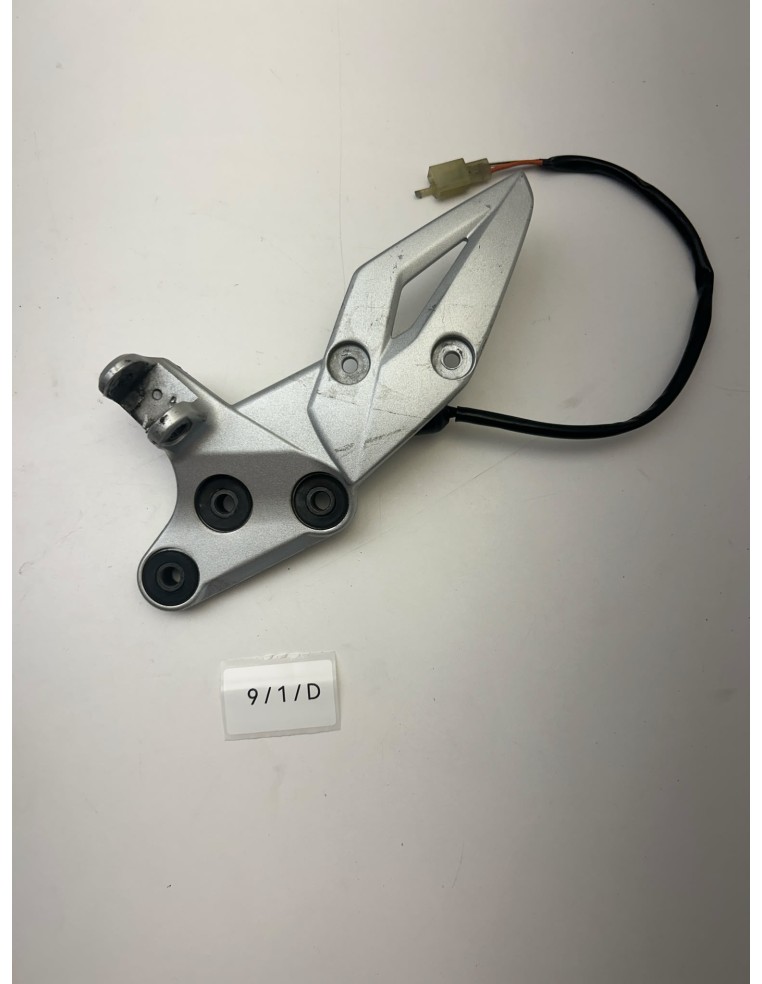 Platine de repose pieds avant droite origine SUZUKI GSR 750 2011 - 2016 | Occasion - RALY