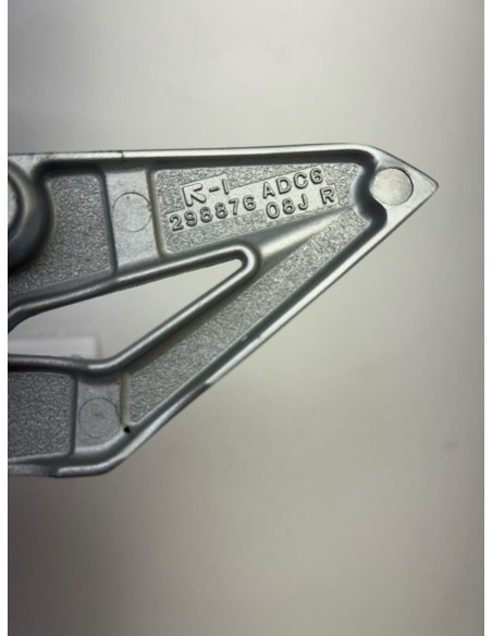 Platine de repose pieds avant droite origine SUZUKI GSR 750 2011 - 2016 | Occasion - RALY