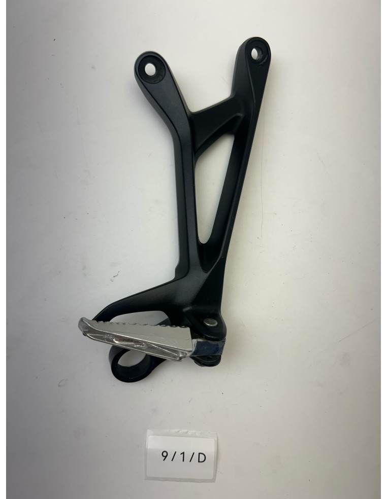 Platine de repose pieds arrière droite origine SUZUKI GSR 750 2011 - 2016 | Occasion - RALY