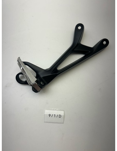 Platine de repose pieds arrière droite origine SUZUKI GSR 750 2011 - 2016 | Occasion - RALY