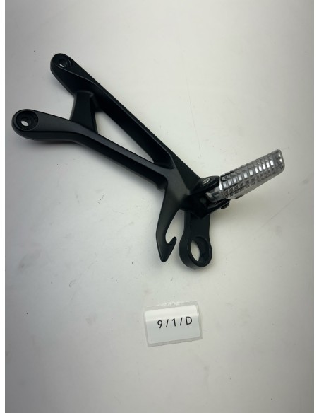 Platine de repose pieds arrière droite origine SUZUKI GSR 750 2011 - 2016 | Occasion - RALY