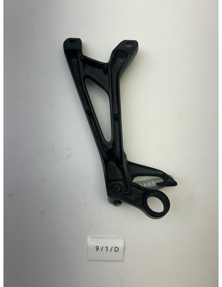 Platine de repose pieds arrière droite origine SUZUKI GSR 750 2011 - 2016 | Occasion - RALY