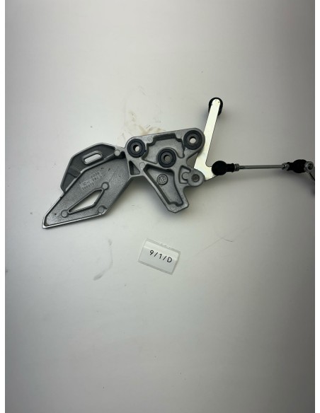 Platine de repose pieds gauche origine avec sélecteur SUZUKI GSR 750 2011 - 2016 | Occasion - RALY