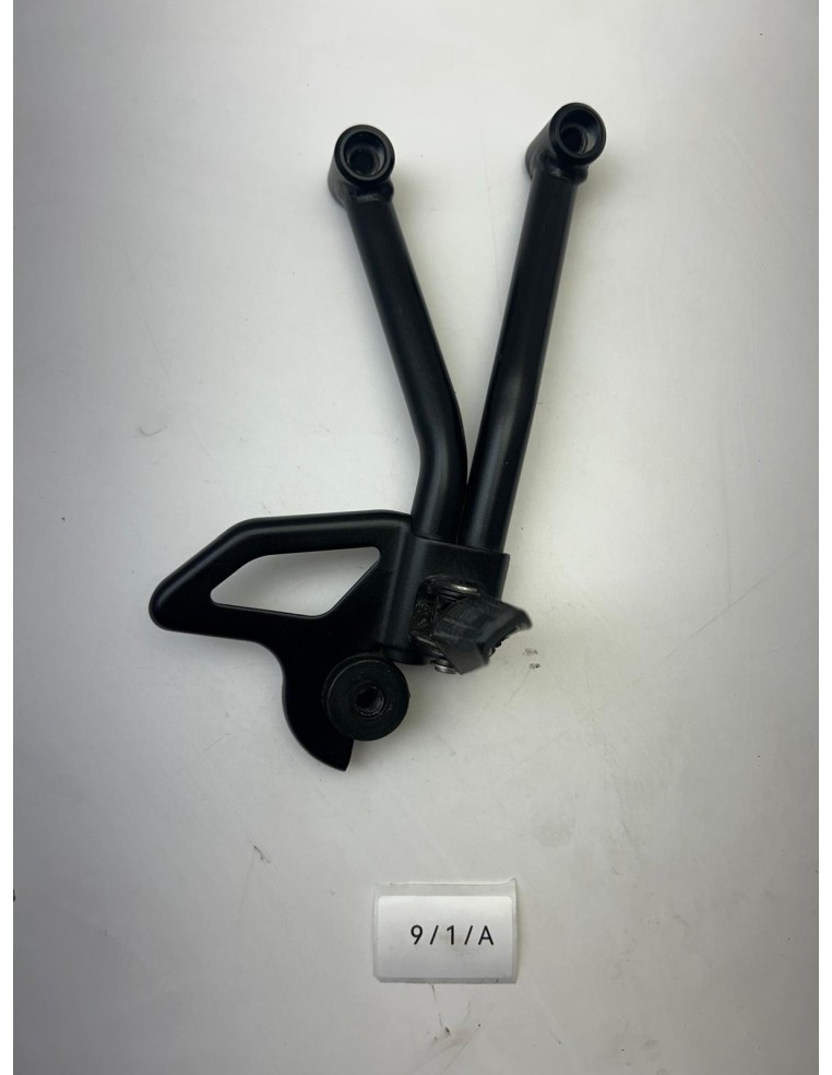 Support platine avec repose pied arrière droit SUZUKI SV 650 2019 - 2025 4381018K00000 | Occasion - RALY