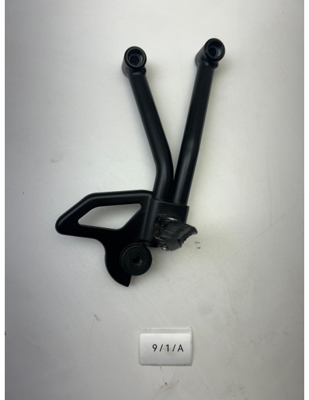 Support platine avec repose pied arrière droit SUZUKI SV 650 2019 - 2025 4381018K00000 | Occasion - RALY