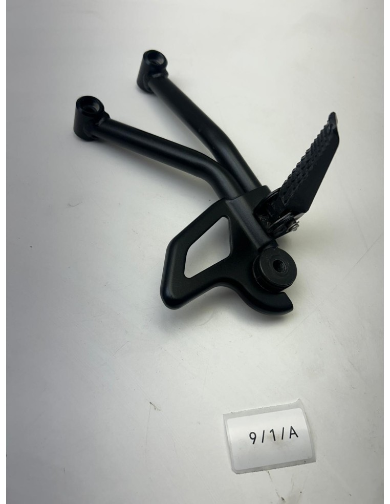 Support platine avec repose pied arrière droit SUZUKI SV 650 2019 - 2025 4381018K00000 | Occasion - RALY