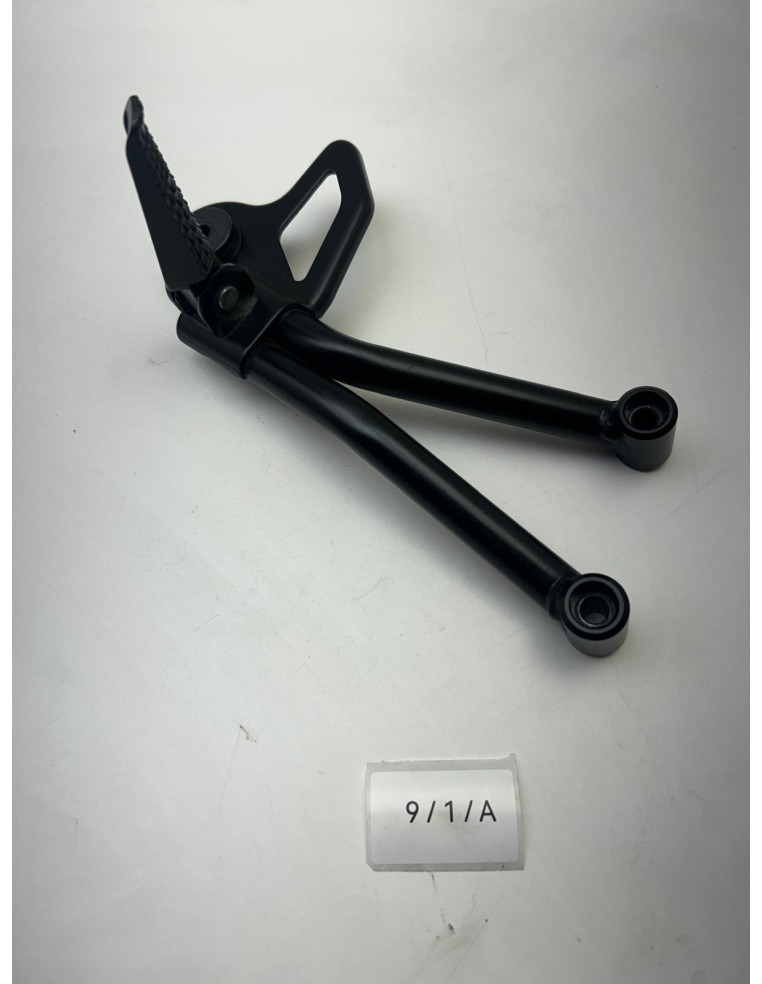 Support platine avec repose pied arrière droit SUZUKI SV 650 2019 - 2025 4381018K00000 | Occasion - RALY