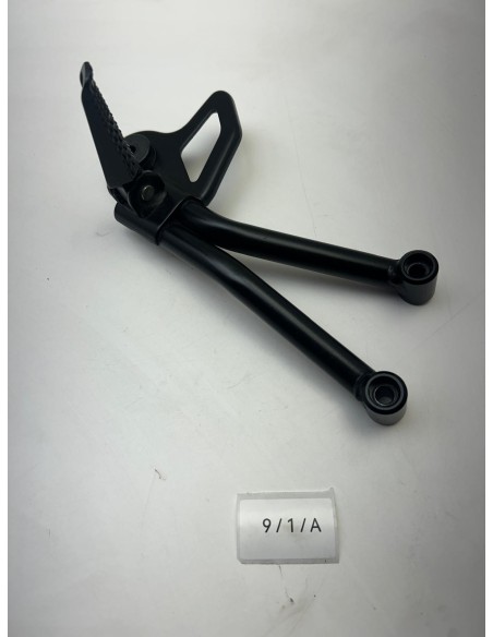 Support platine avec repose pied arrière droit SUZUKI SV 650 2019 - 2025 4381018K00000 | Occasion - RALY