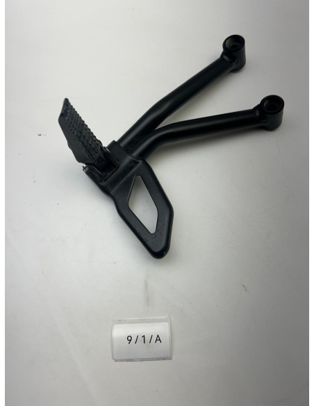 Support platine avec repose pied arrière gauche SUZUKI SV 650 2019 - 2025 4382018K00000 | Occasion - RALY