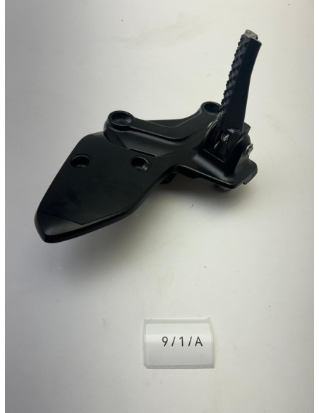 Support platine avec repose pied droit SUZUKI SV 650 2019 - 2025 4351018K00000 | Occasion - RALY