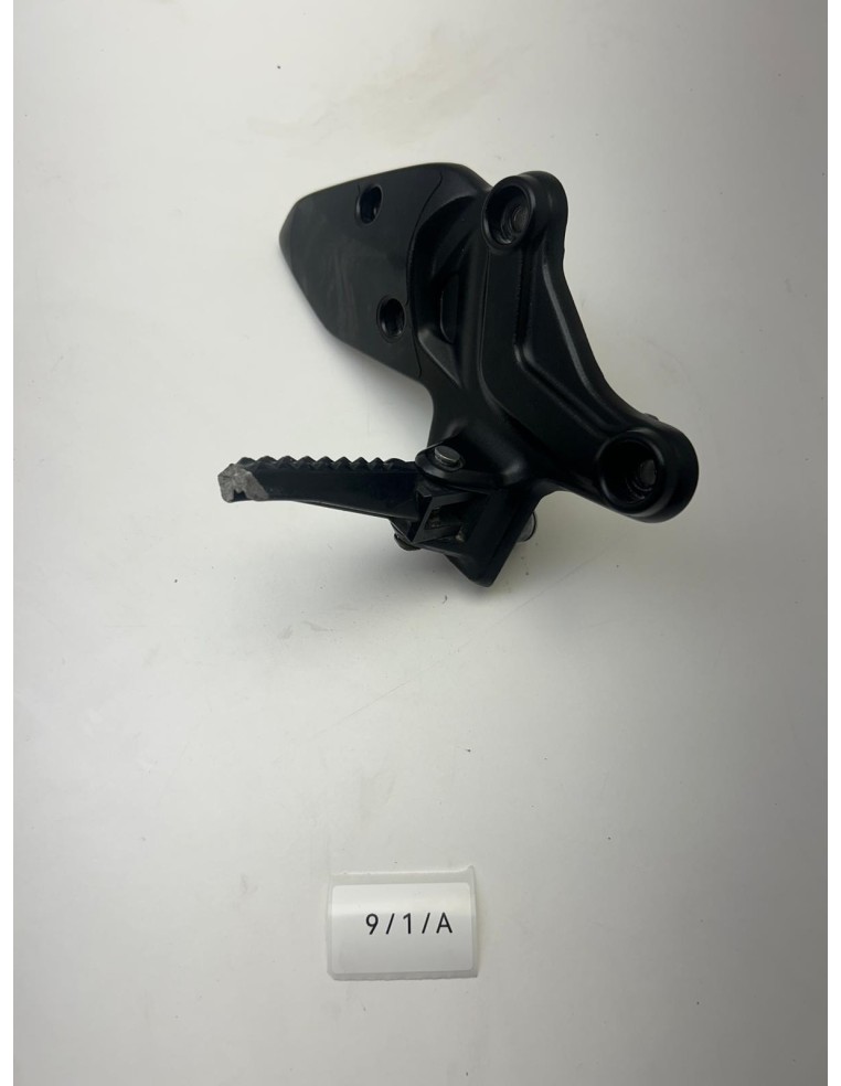 Support platine avec repose pied droit SUZUKI SV 650 2019 - 2025 4351018K00000 | Occasion - RALY
