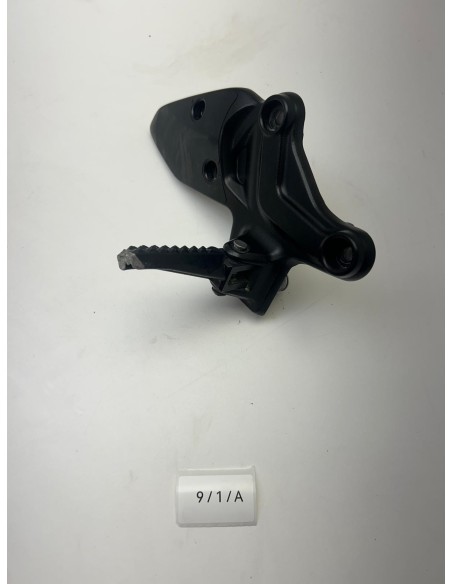 Support platine avec repose pied droit SUZUKI SV 650 2019 - 2025 4351018K00000 | Occasion - RALY