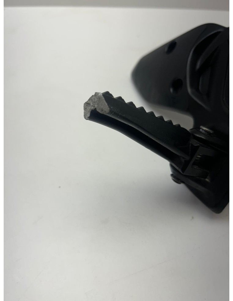 Support platine avec repose pied droit SUZUKI SV 650 2019 - 2025 4351018K00000 | Occasion - RALY