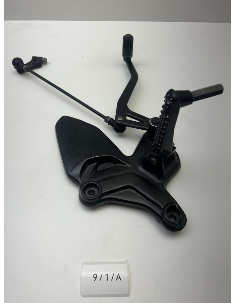 Support platine avec repose pied gauche et sélecteur de vitesse SUZUKI SV 650 2019 - 2025 4352118K00 | Occasion - RALY
