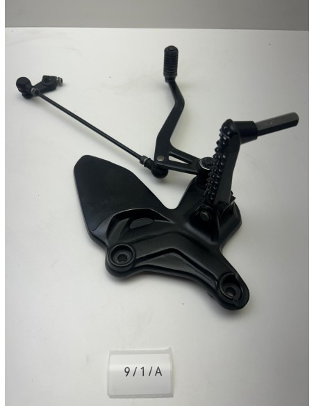 Support platine avec repose pied gauche et sélecteur de vitesse SUZUKI SV 650 2019 - 2025 4352118K00 | Occasion - RALY