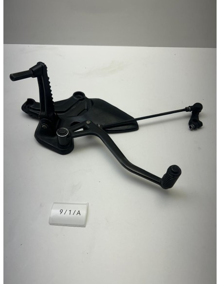 Support platine avec repose pied gauche et sélecteur de vitesse SUZUKI SV 650 2019 - 2025 4352118K00 | Occasion - RALY