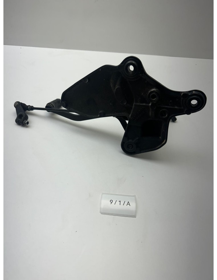 Support platine avec repose pied gauche et sélecteur de vitesse SUZUKI SV 650 2019 - 2025 4352118K00 | Occasion - RALY