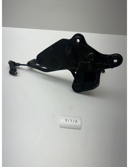 Support platine avec repose pied gauche et sélecteur de vitesse SUZUKI SV 650 2019 - 2025 4352118K00 | Occasion - RALY