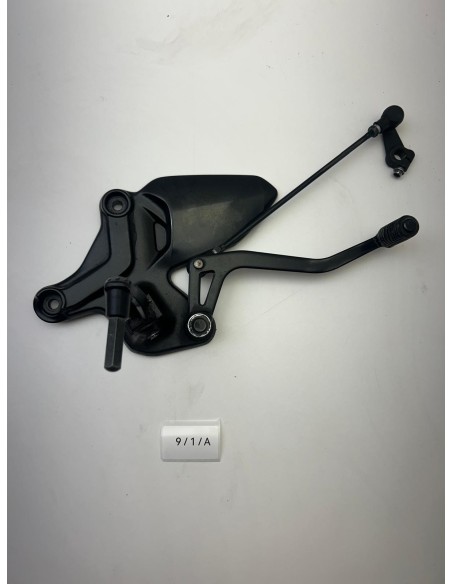 Support platine avec repose pied gauche et sélecteur de vitesse SUZUKI SV 650 2019 - 2025 4352118K00 | Occasion - RALY