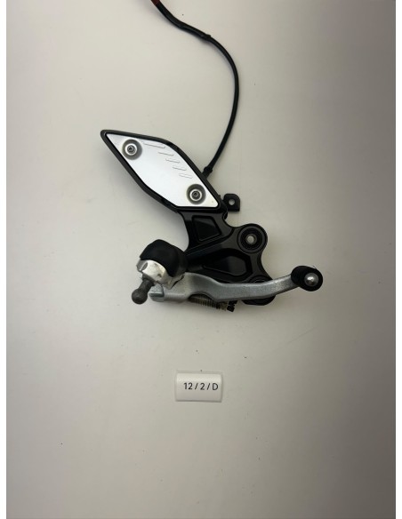 Platine de repose pieds avant droit origine YAMAHA FZ8 2011 - 2015