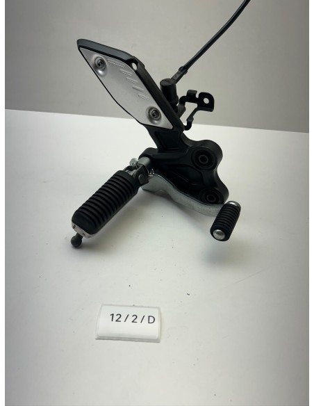 Platine de repose pieds avant droit origine YAMAHA FZ8 2011 - 2015