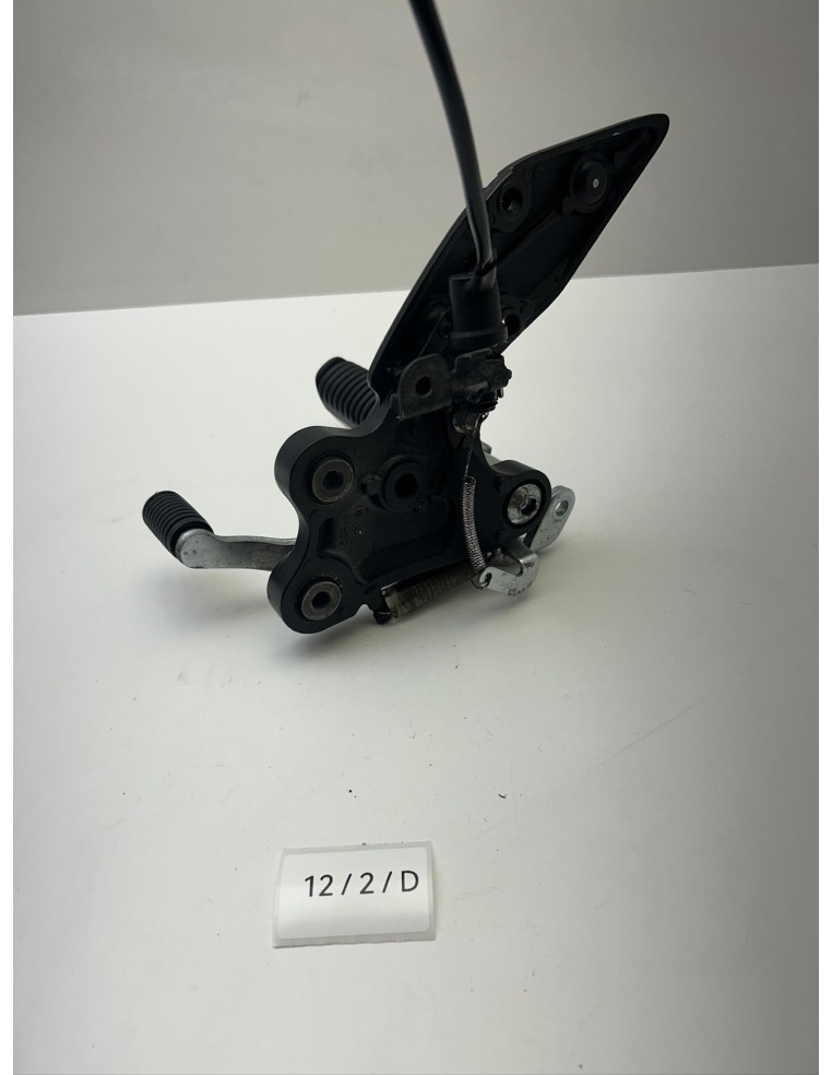Platine de repose pieds avant droit origine YAMAHA FZ8 2011 - 2015