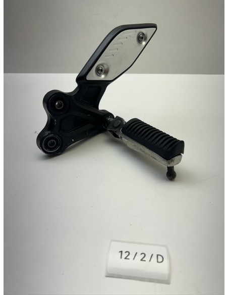 Platine de repose pieds avant gauche origine YAMAHA FZ8 2011 - 2015