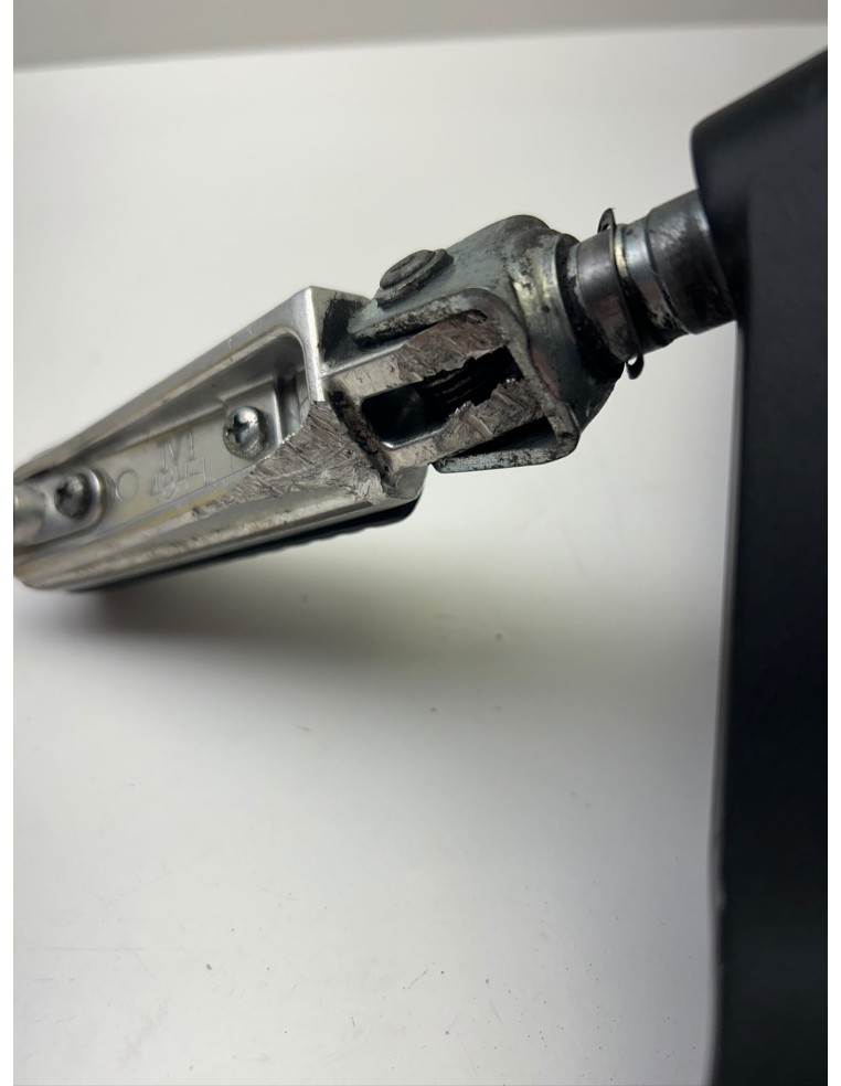 Platine de repose pieds avant gauche origine YAMAHA FZ8 2011 - 2015