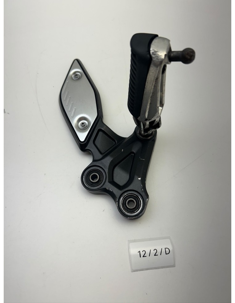 Platine de repose pieds avant gauche origine YAMAHA FZ8 2011 - 2015