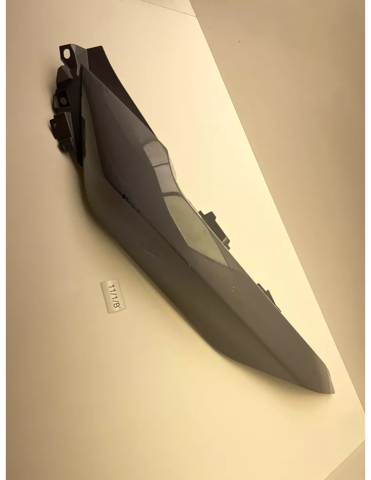 Flanc de selle gauche origine YAMAHA 300 TRICITY 2020 - 2025