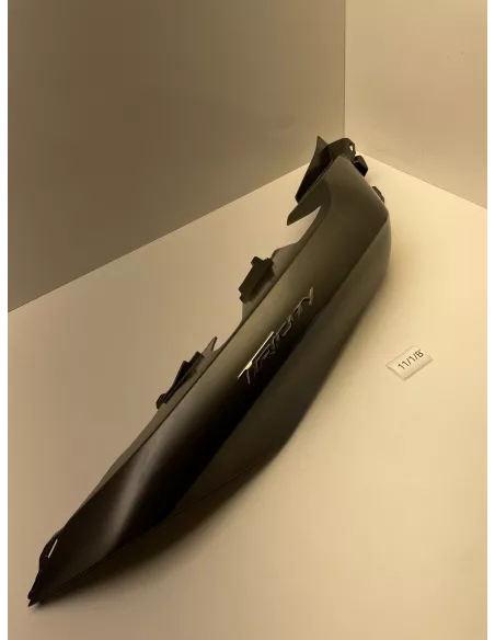 Flanc de selle gauche origine YAMAHA 300 TRICITY 2020 - 2025
