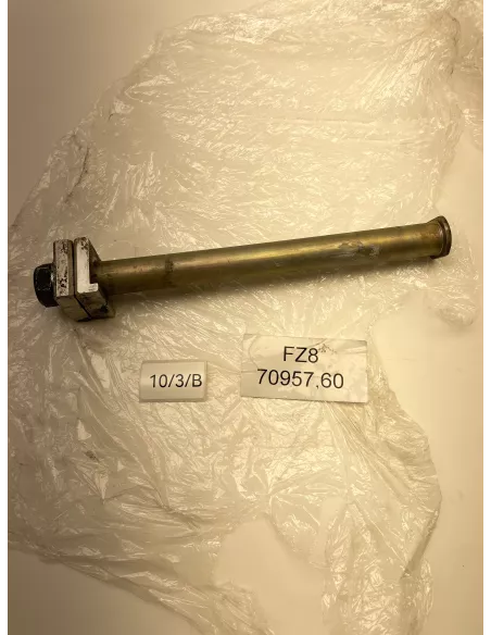 Axe de roue arrière origine YAMAHA FZ8 2010 - 2015 - occasion