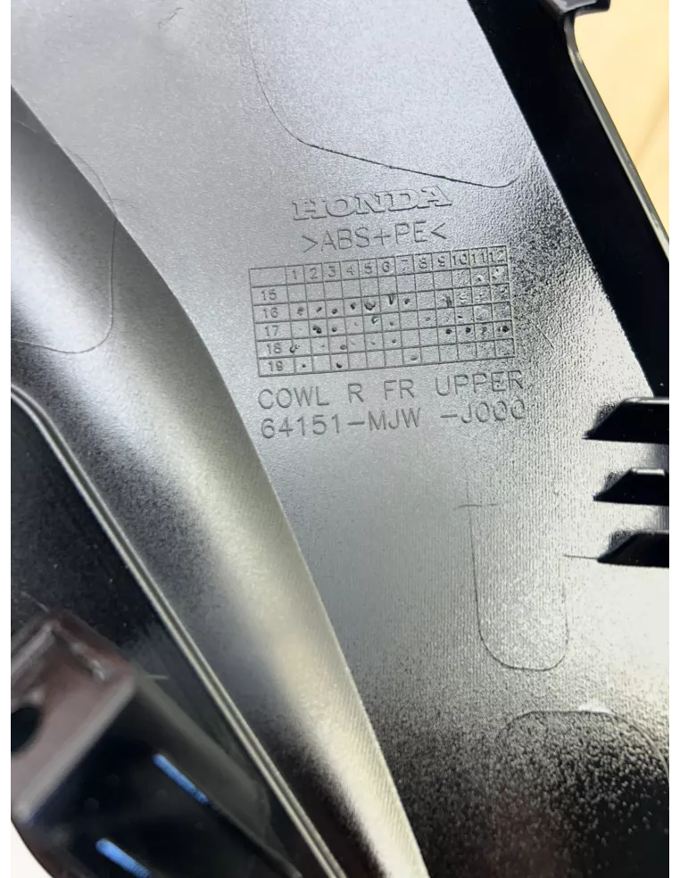 Carénage supérieur avant droit noir HONDA CBR 500 R 2016 - 2018 – 64151-MJW-J000