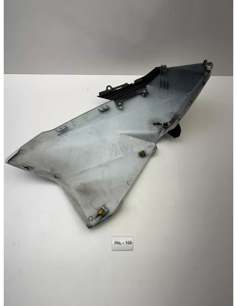 Flanc de carénage avant droite origine blanc HONDA FORZA 125 2015 - 2018 – 64501-K40-F000