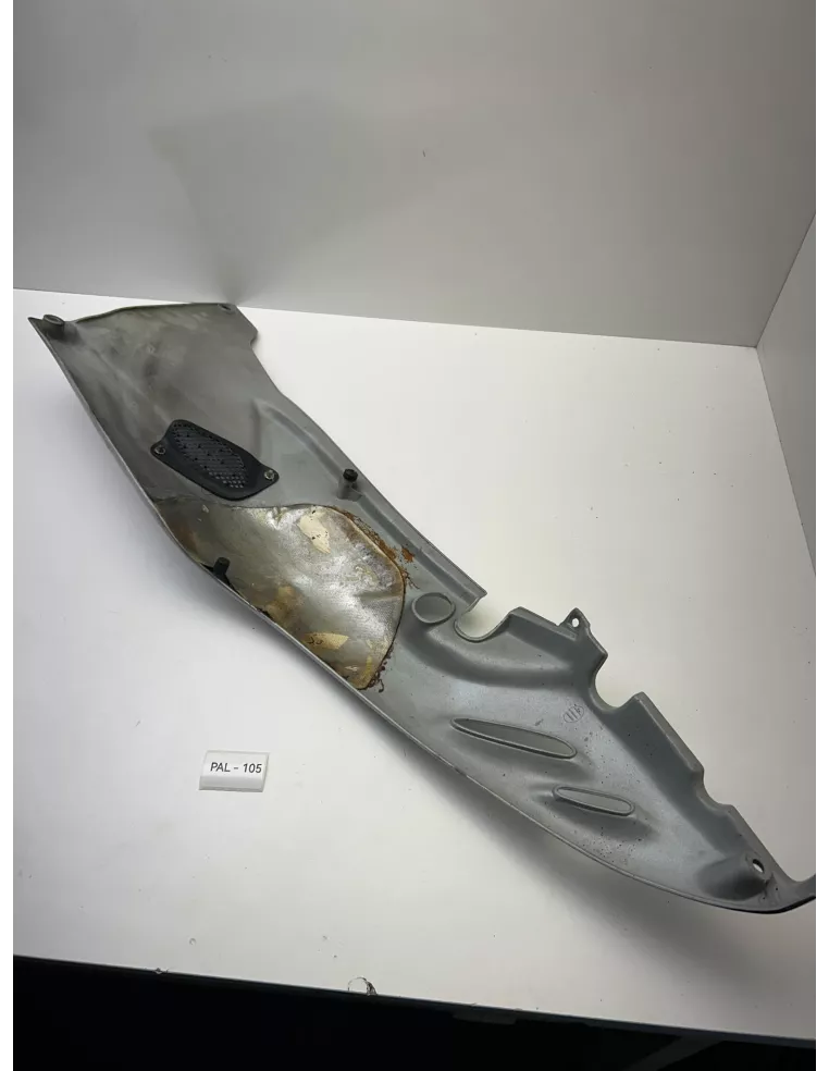 Flanc de selle droit origine gris APRILIA PEGASO 650 1997 - 2004 – AP8138952