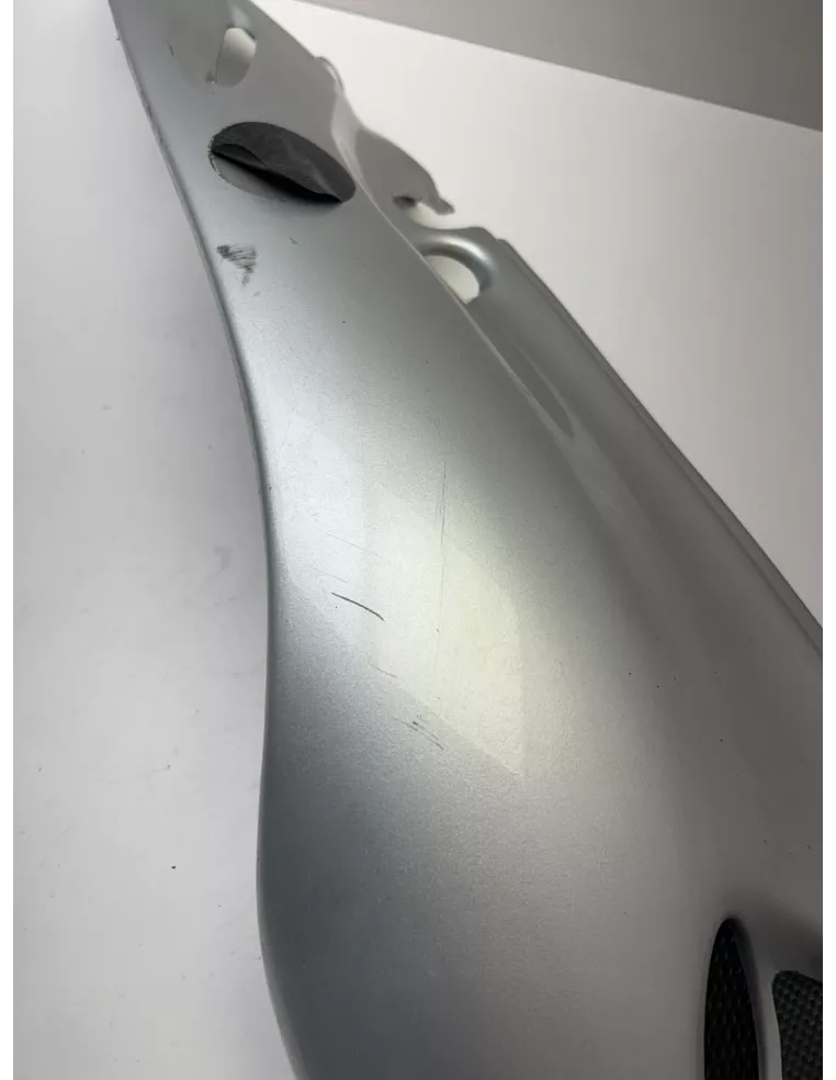 Flanc de selle droit origine gris APRILIA PEGASO 650 1997 - 2004 – AP8138952