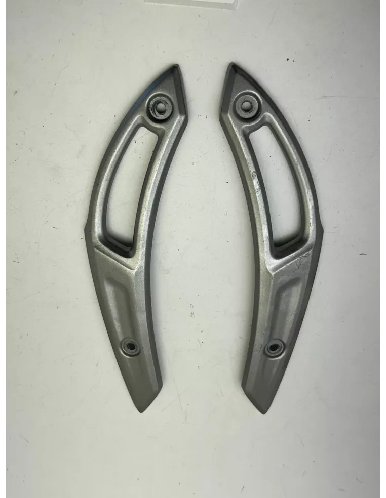 Paire de supports de garde boue arrière origine YAMAHA VMAX 1700 2009 - 2020 – 2S3-21643-00-00 / 2S3-21644-00-00